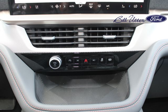 2025 Ford Explorer photo 12