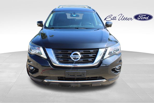 2017 Nissan Pathfinder Platinum photo 2