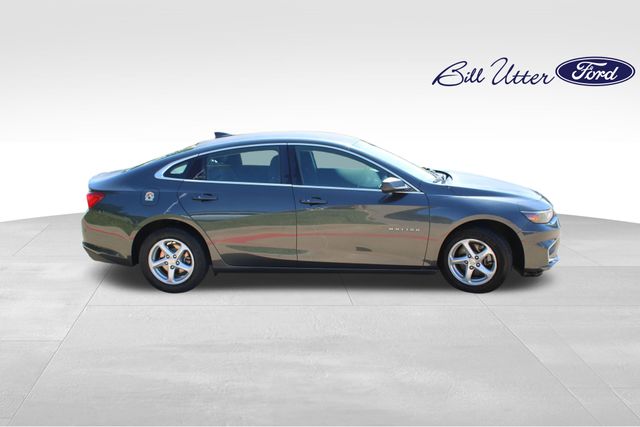 2017 Chevrolet Malibu photo 3
