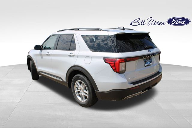2025 Ford Explorer photo 2