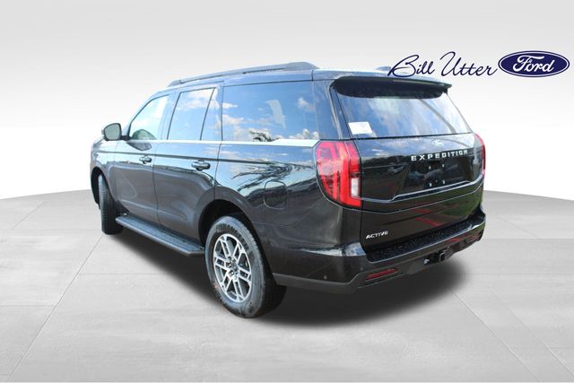 2025 Ford Expedition photo 2