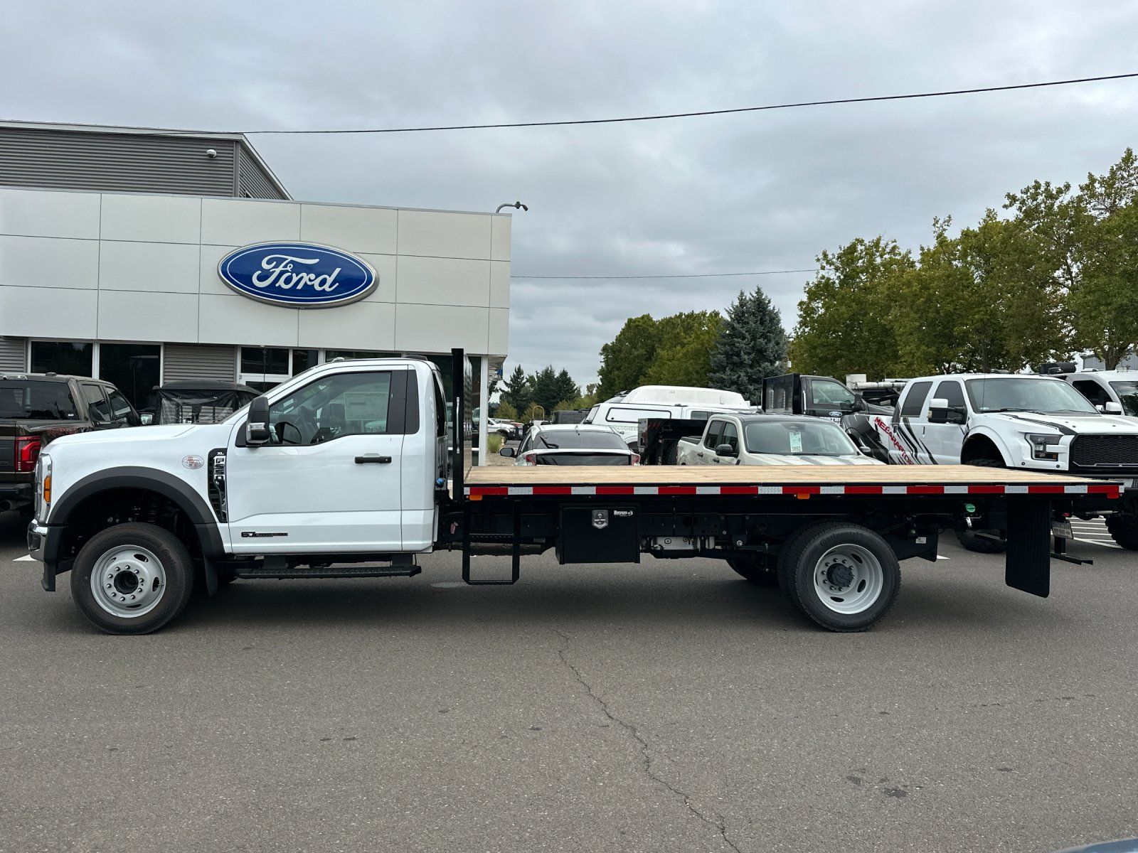 2025 Ford F-550 photo 3