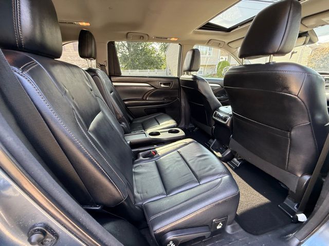 2017 Toyota Highlander SE XLE photo 24