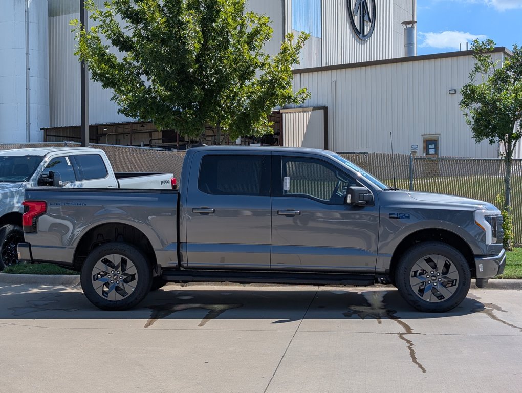 2025 Ford F-150 Lightning photo 24