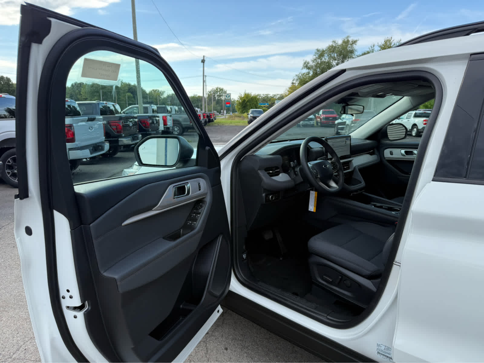 2025 Ford Explorer photo 4