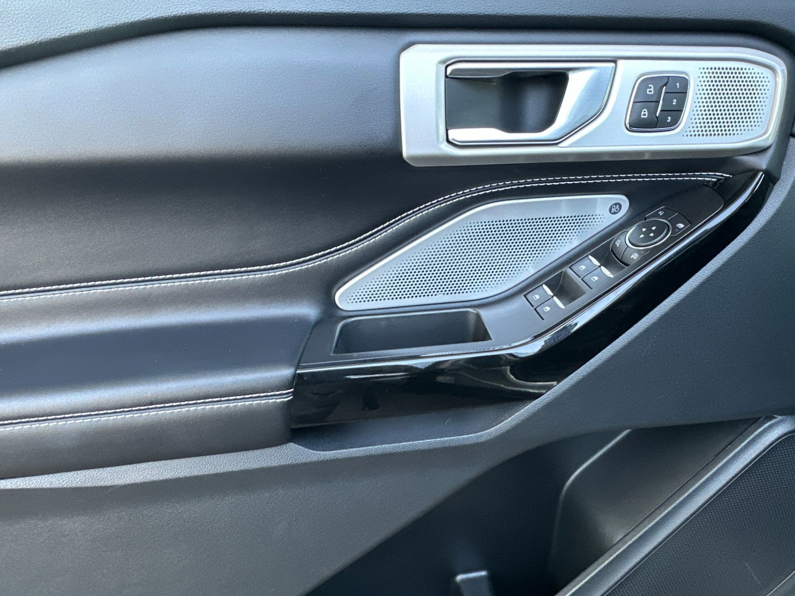 2022 Ford Explorer ST photo 9