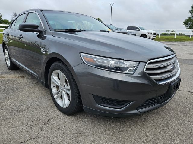2016 Ford Taurus SE photo 2
