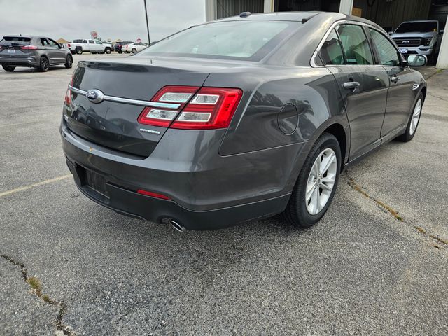 2016 Ford Taurus SE photo 5