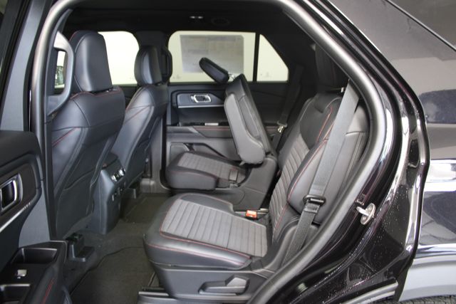 2025 Ford Explorer ST-Line photo 18