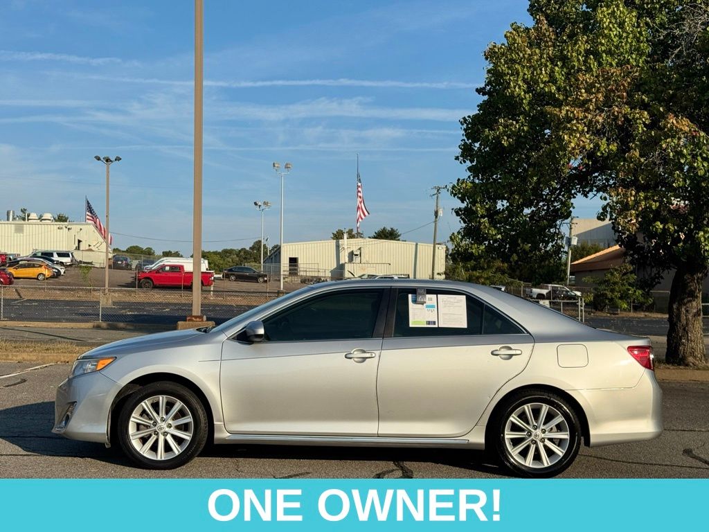 2014 Toyota Camry XLE photo 2