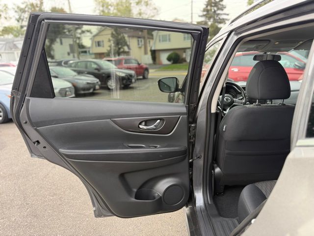 2018 Nissan Rogue SV photo 18
