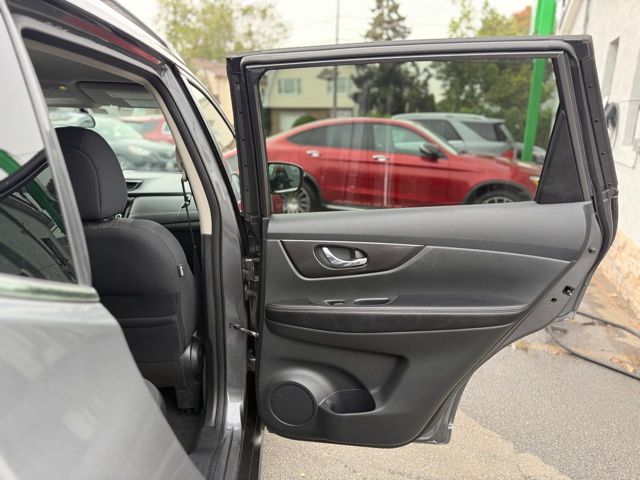 2018 Nissan Rogue SV photo 21