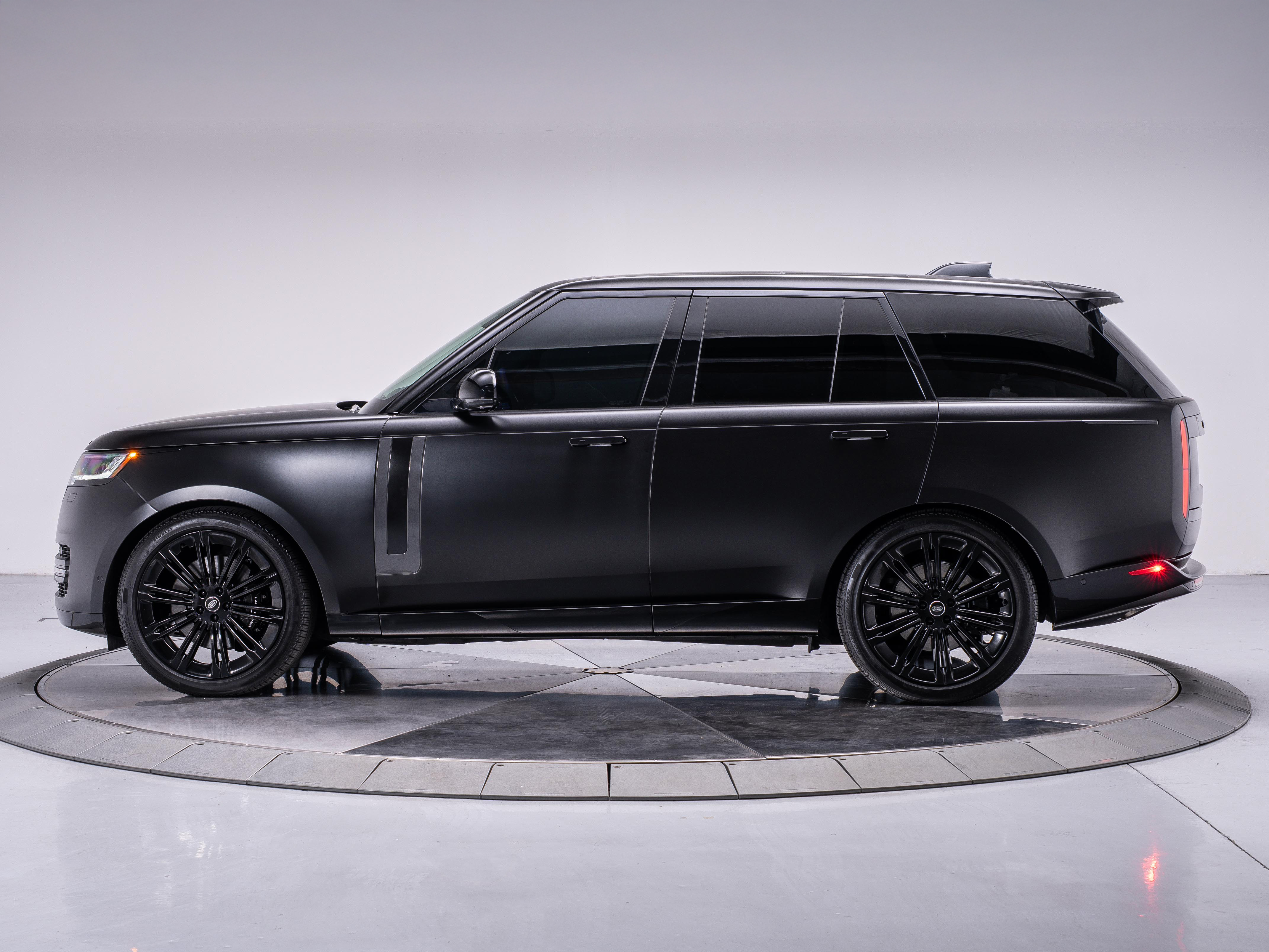 2025 Land Rover Range Rover SE photo 2