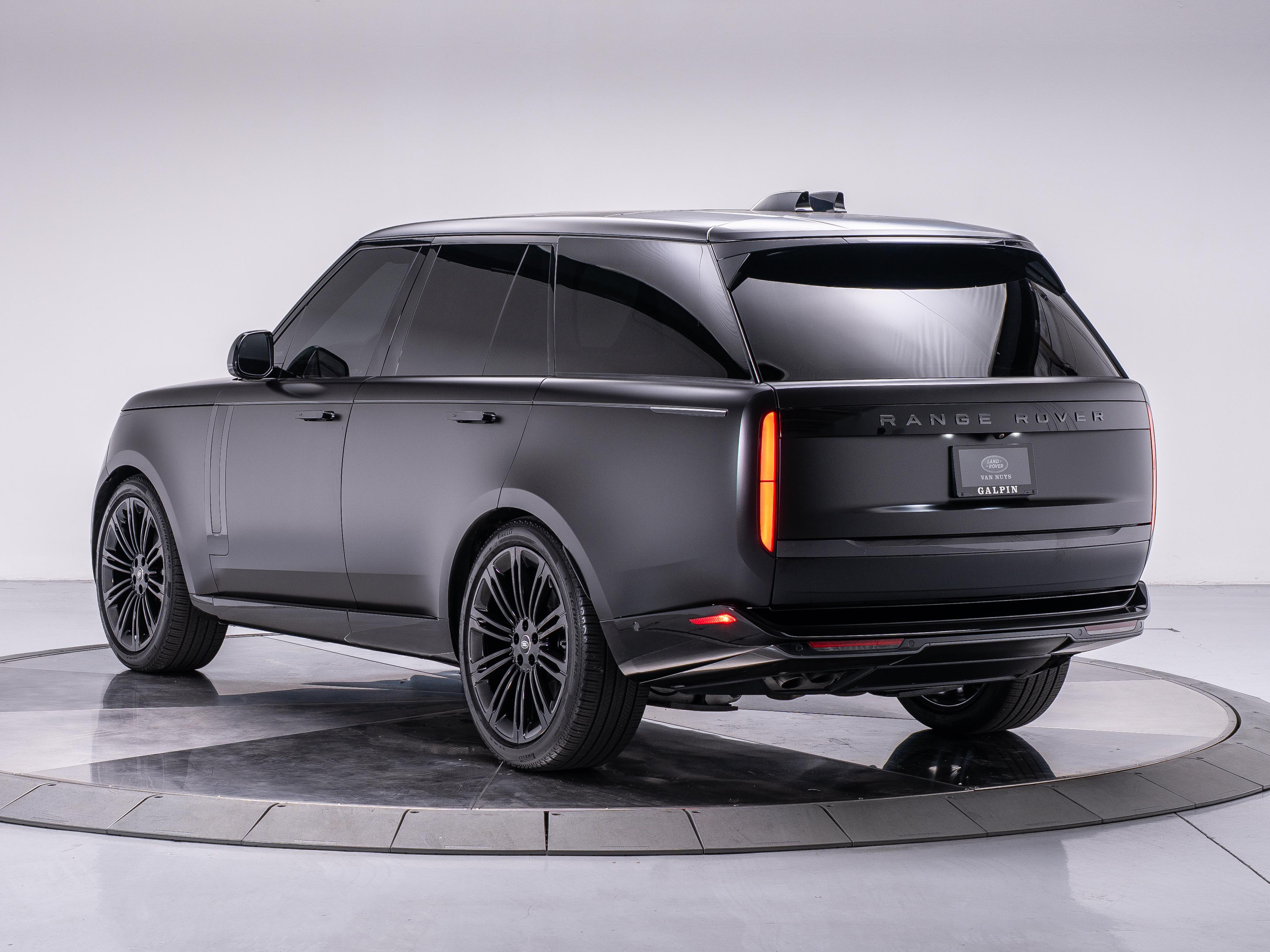 2025 Land Rover Range Rover SE photo 3