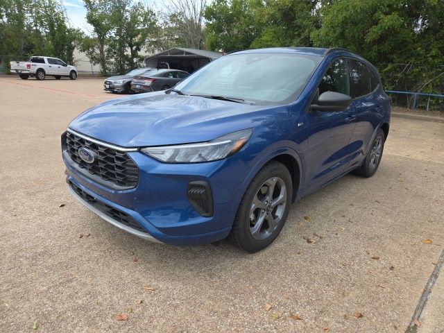 2023 Ford Escape ST-Line photo 2