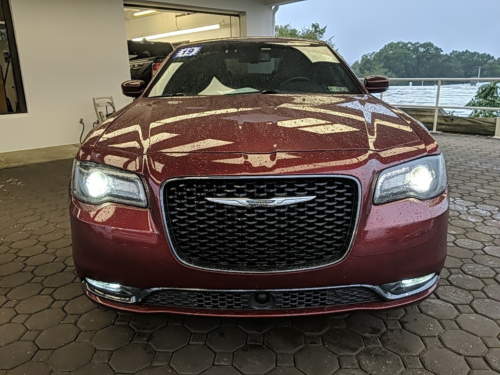 2019 Chrysler 300 S photo 2