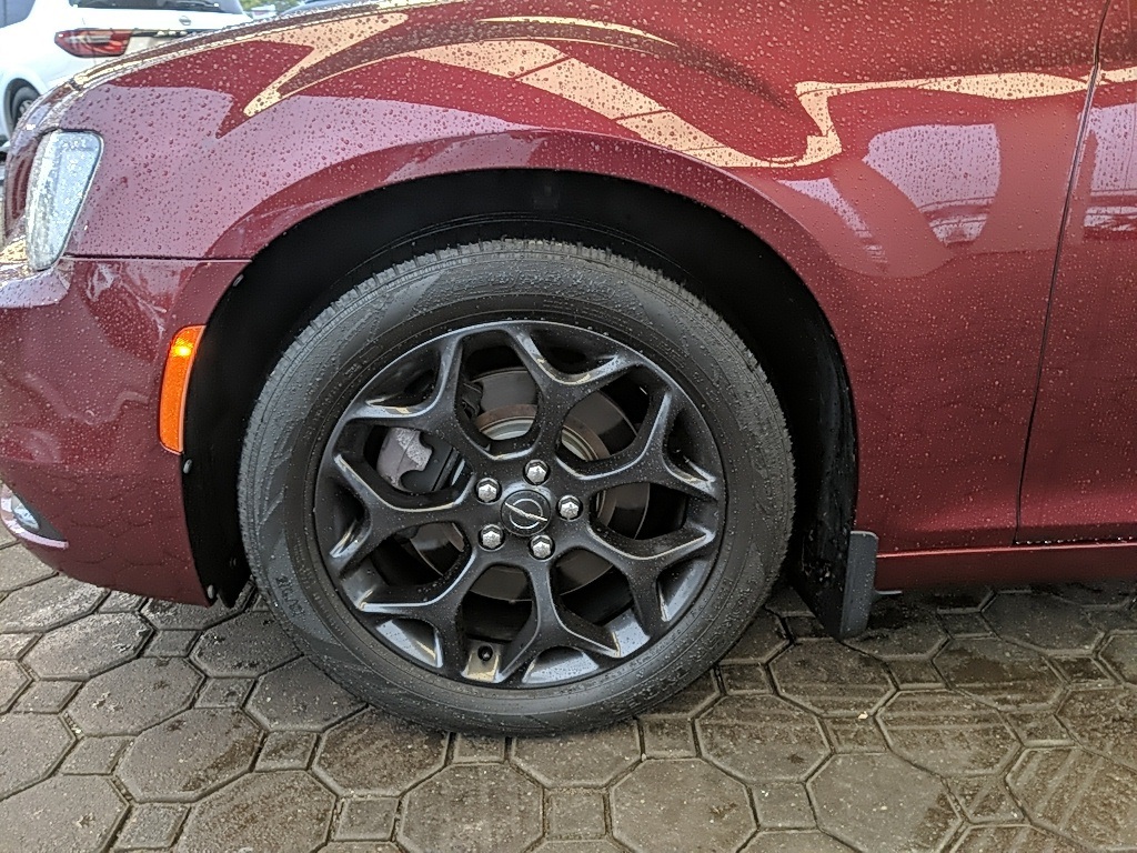 2019 Chrysler 300 S photo 9