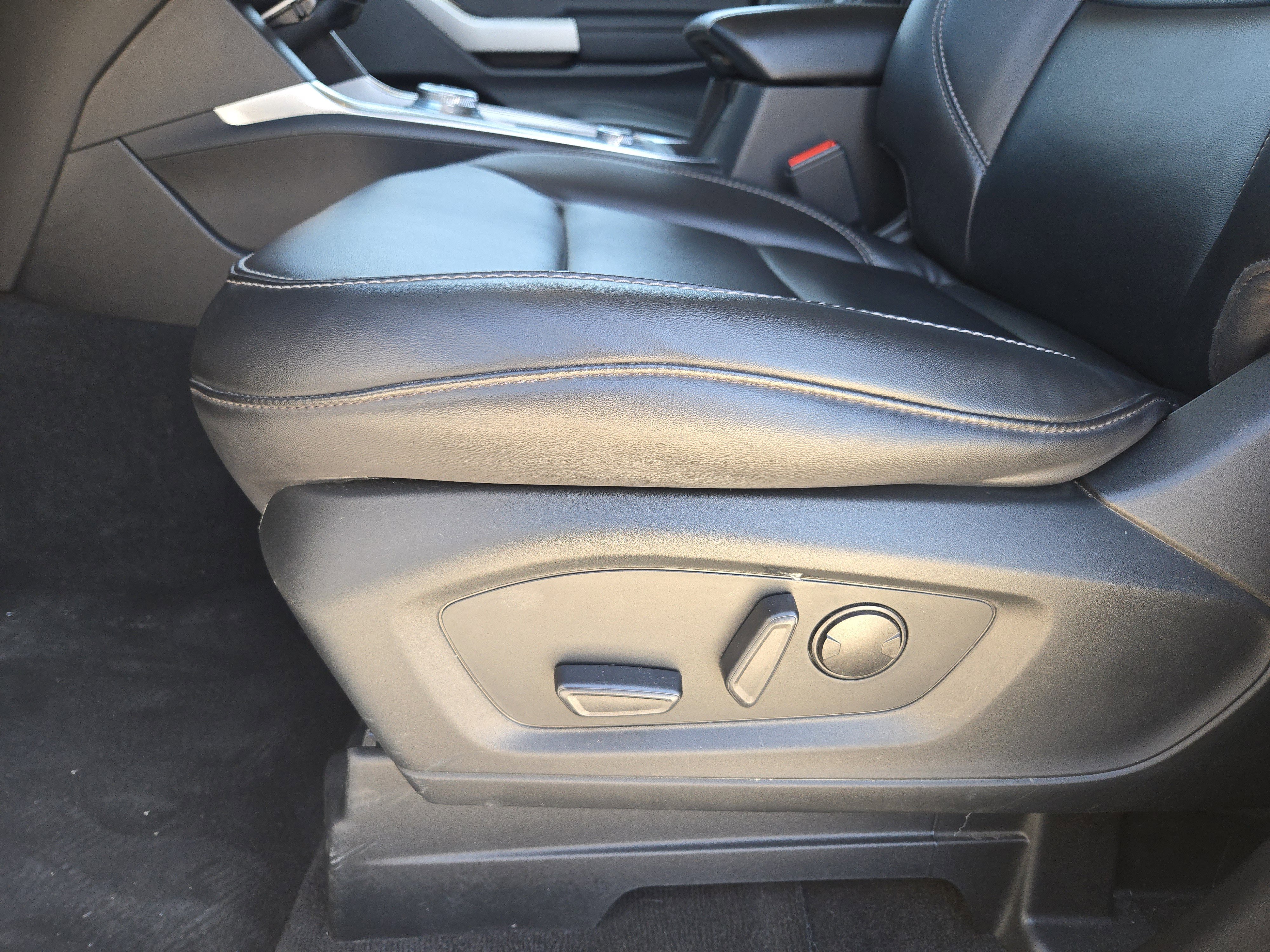 2022 Ford Explorer XLT photo 22