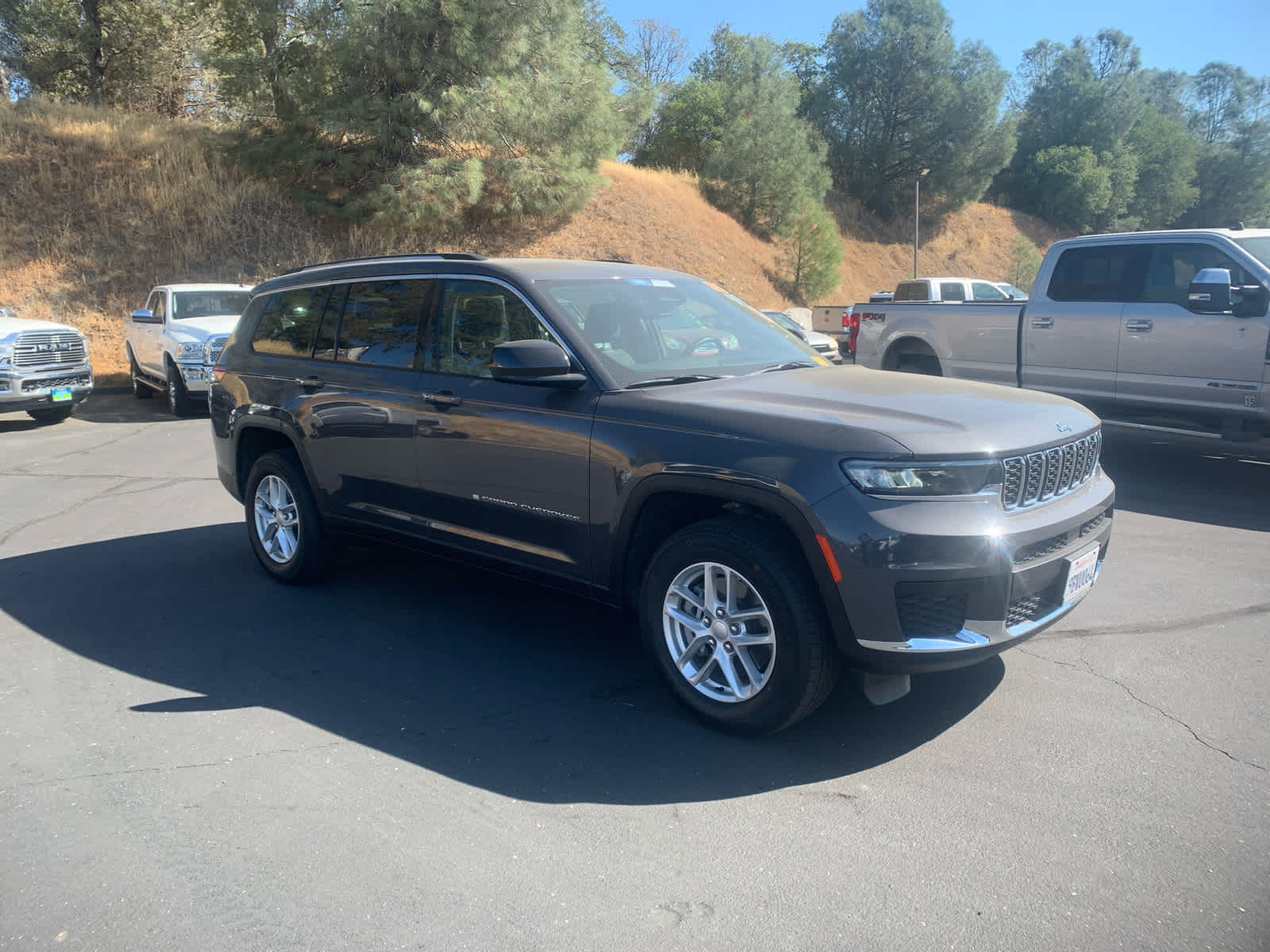2022 Jeep Grand Cherokee Laredo photo 3