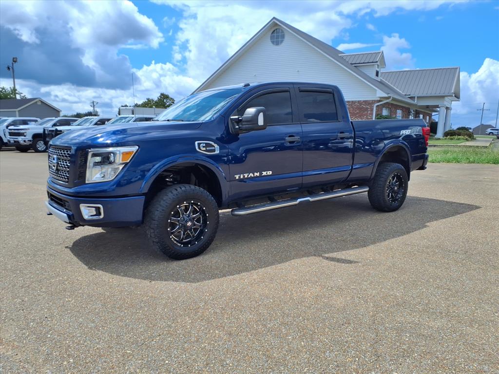 2018 Nissan Titan PRO-4X Crew Cab photo 2