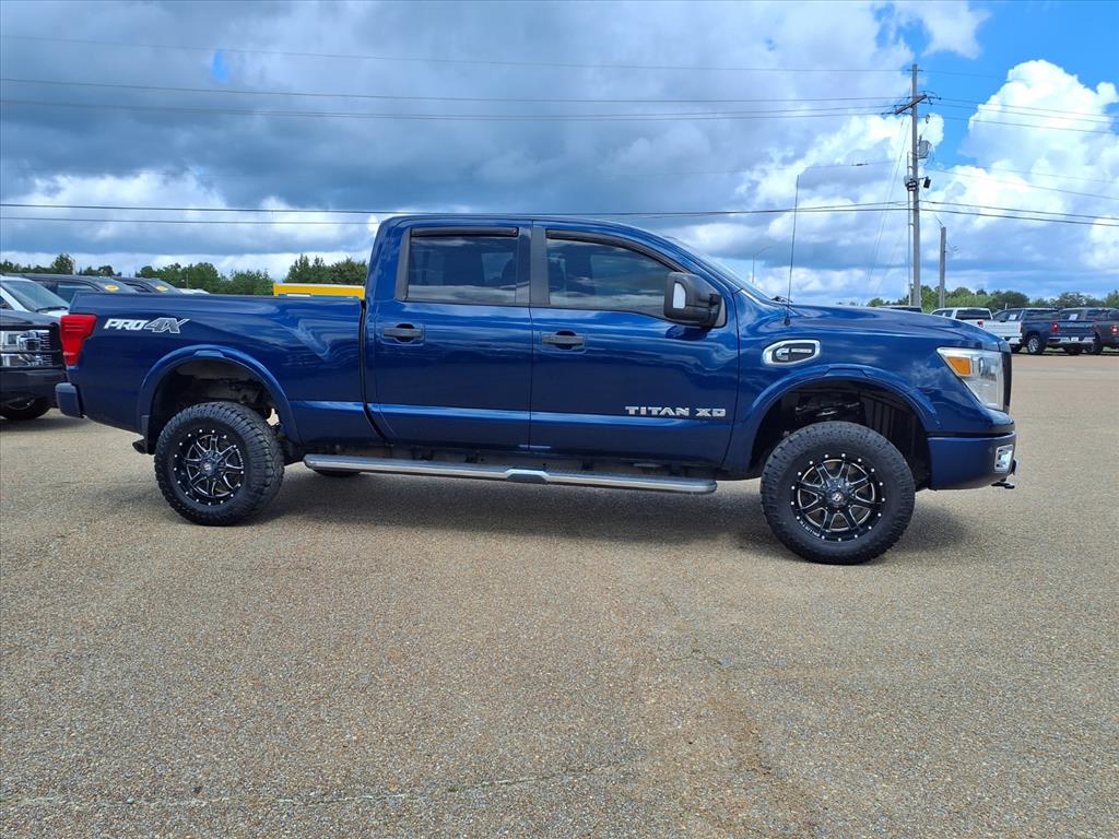 2018 Nissan Titan PRO-4X Crew Cab photo 4
