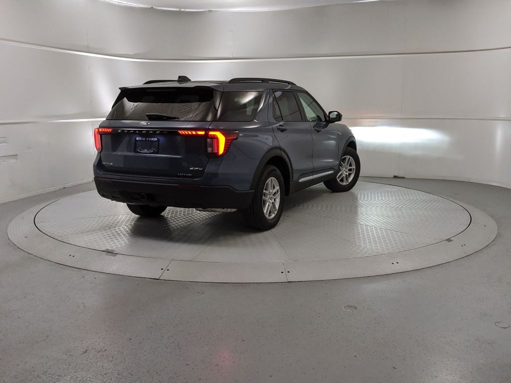 2025 Ford Explorer photo 2