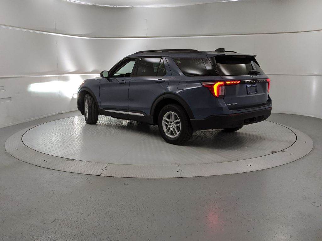 2025 Ford Explorer photo 3
