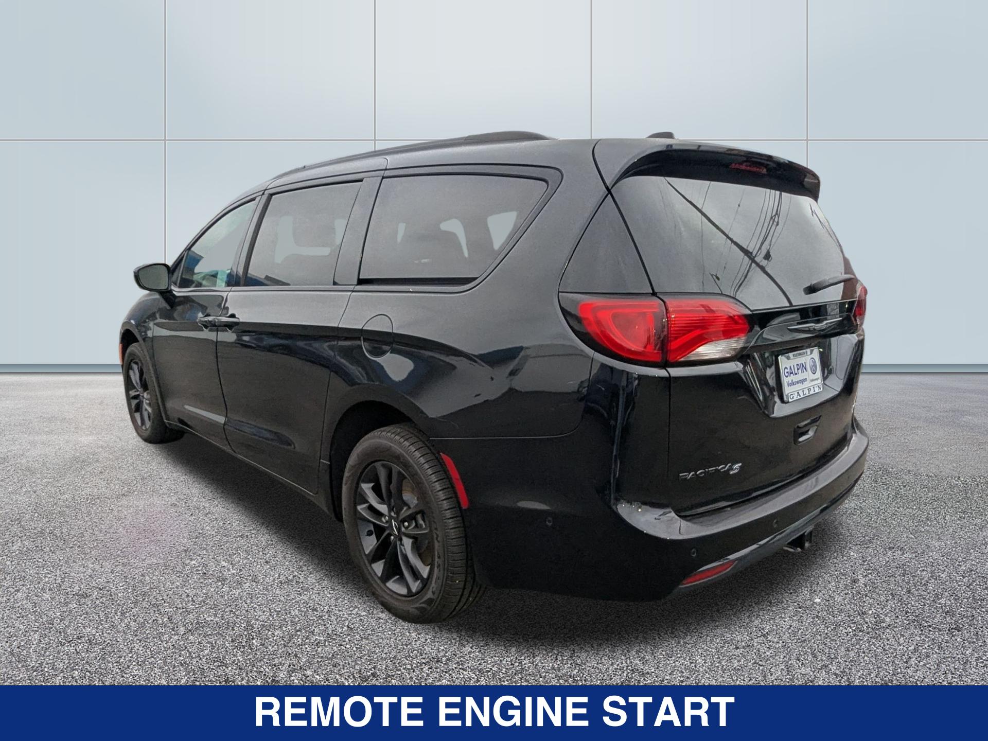 2020 Chrysler Pacifica Touring L photo 3