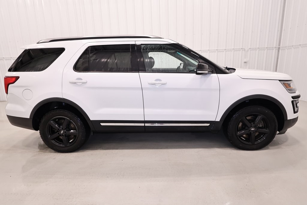2017 Ford Explorer XLT photo 2