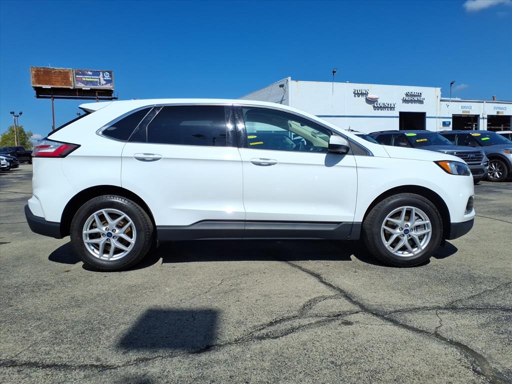 2022 Ford Edge SEL photo 2
