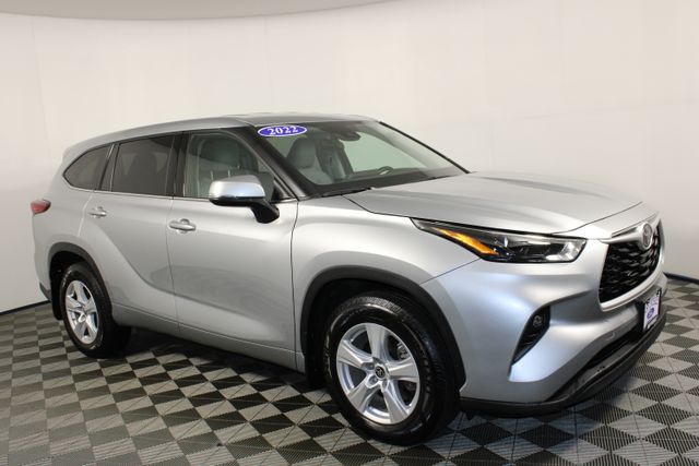 Used 2022 Toyota Highlander LE with VIN 5TDBZRBH4NS592481 for sale in Kansas City