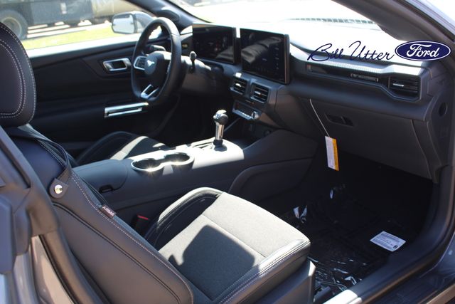 2025 Ford Mustang photo 9