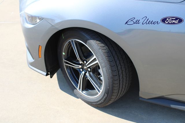 2025 Ford Mustang photo 5