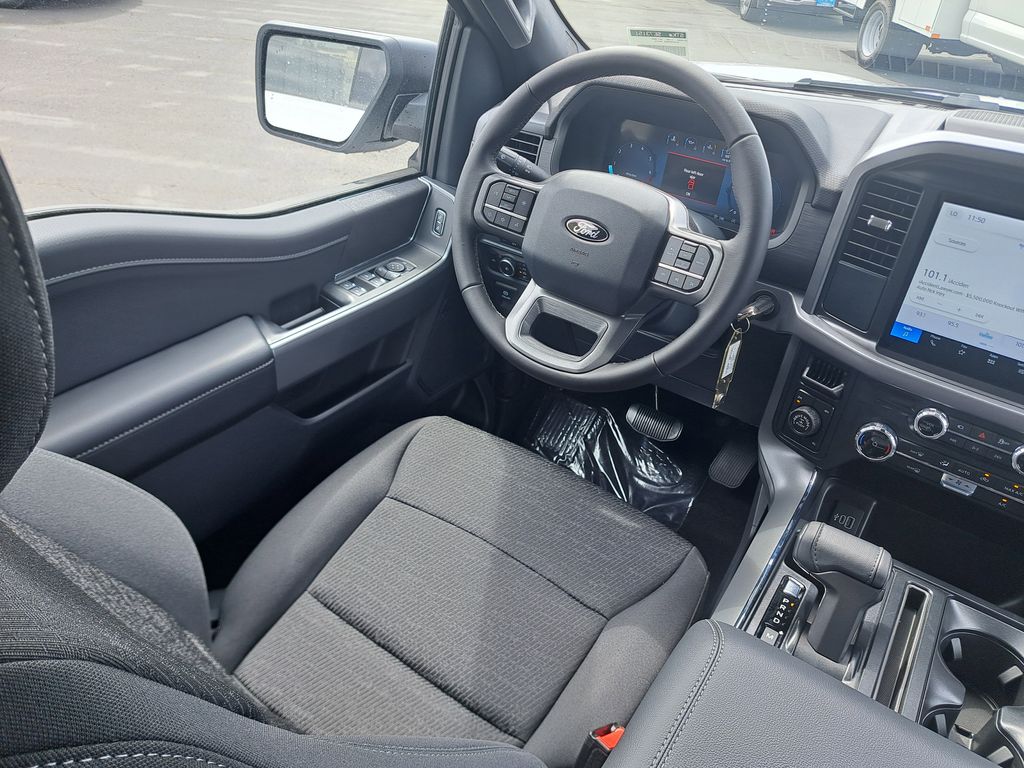 2025 Ford F-150 XLT photo 9
