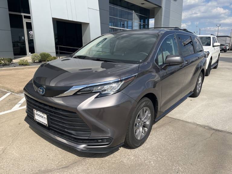 2023 Toyota Sienna LE