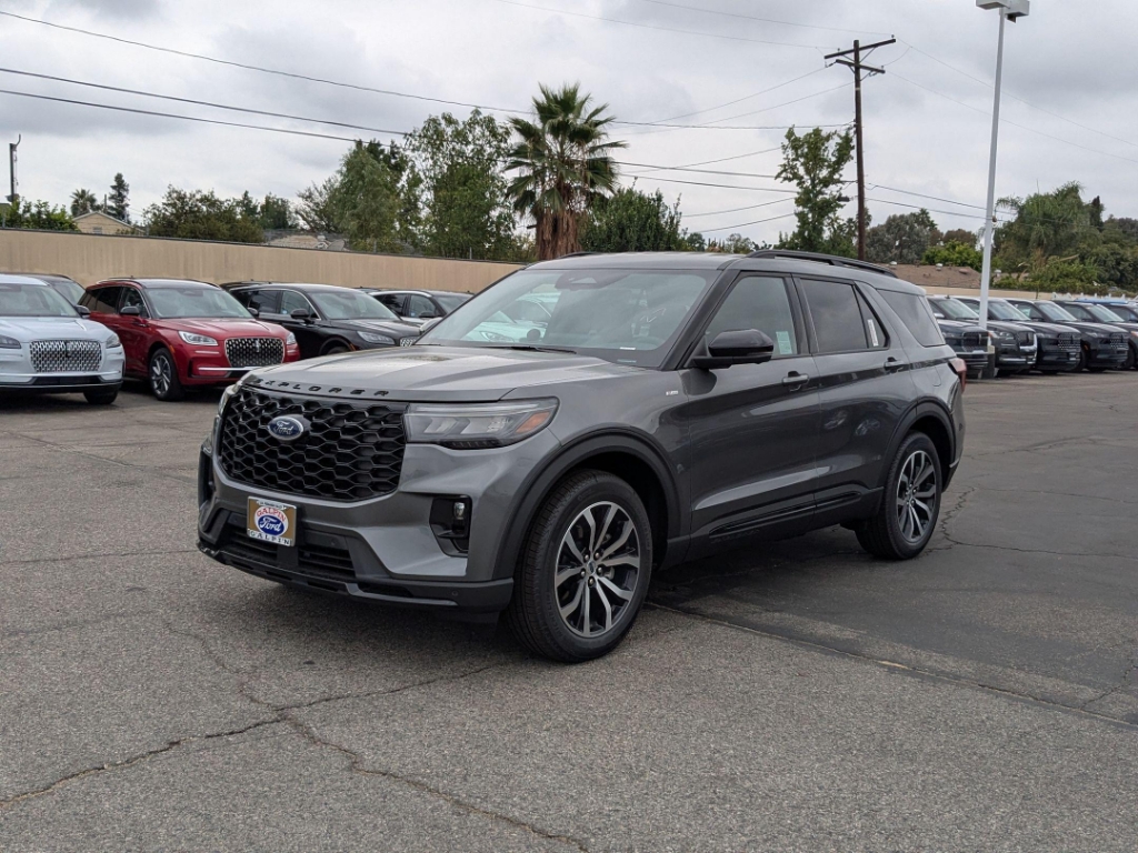 2025 Ford Explorer ST Line