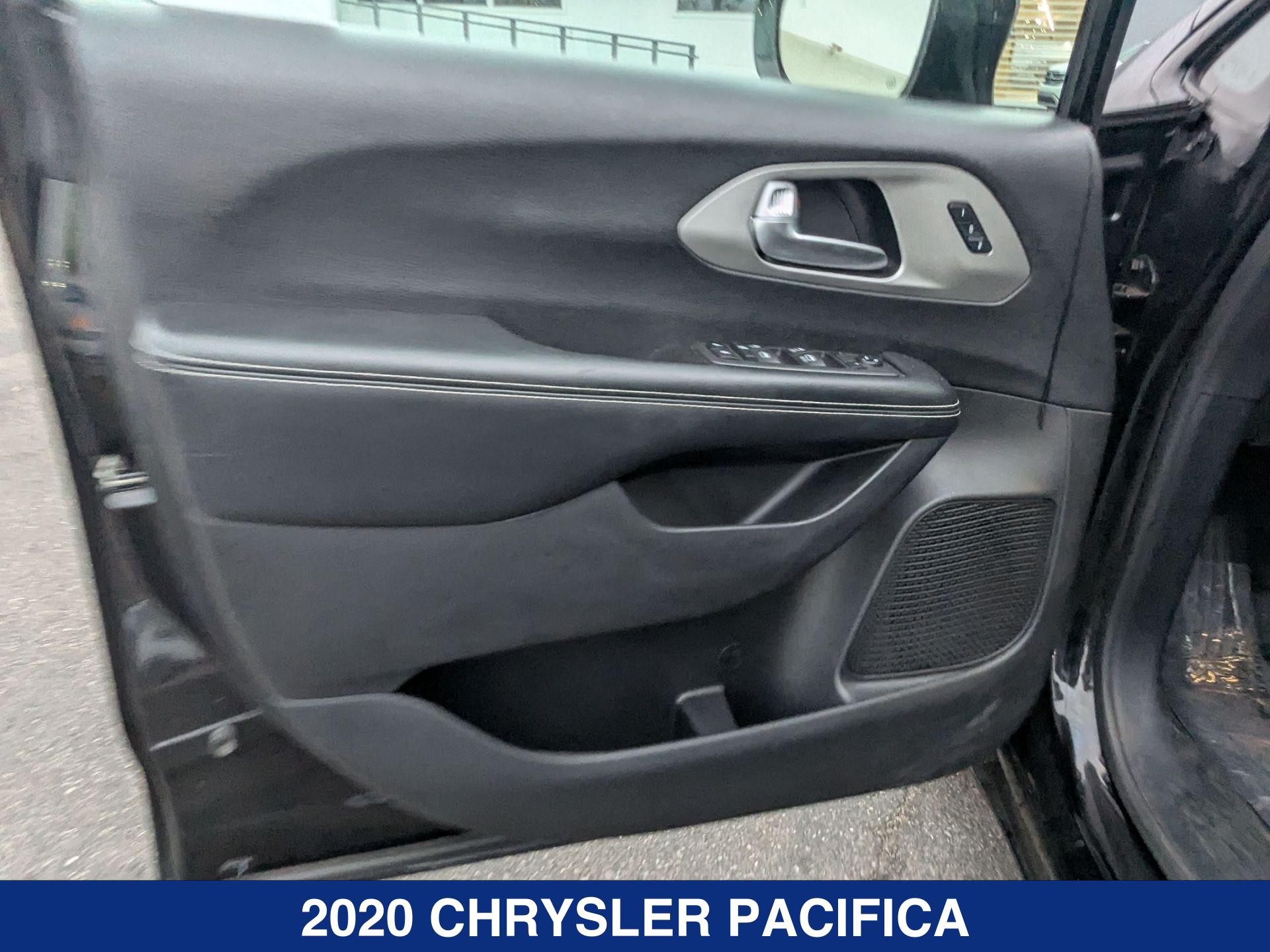 2020 Chrysler Pacifica Touring L photo 10