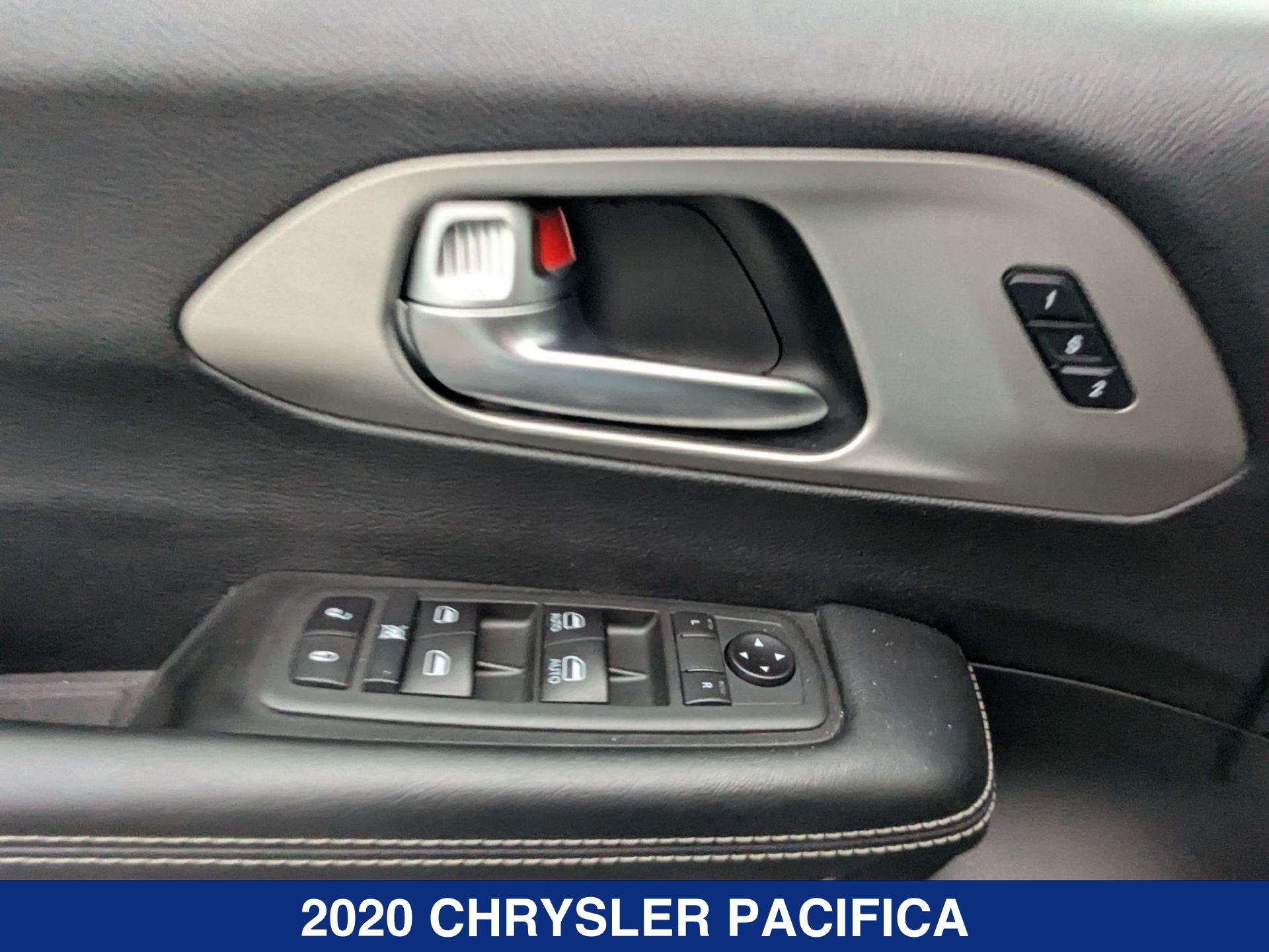 2020 Chrysler Pacifica Touring L photo 11