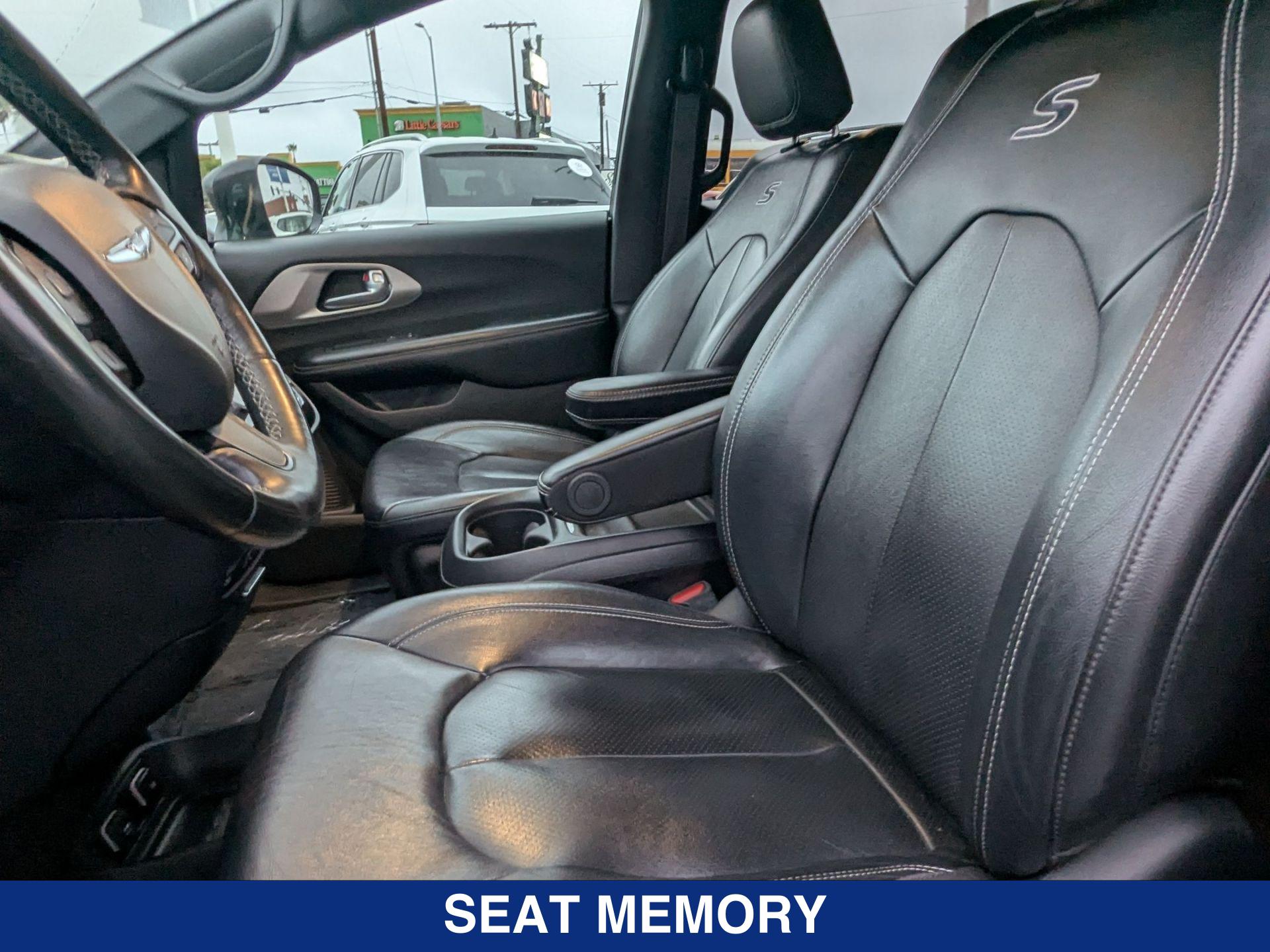 2020 Chrysler Pacifica Touring L photo 13