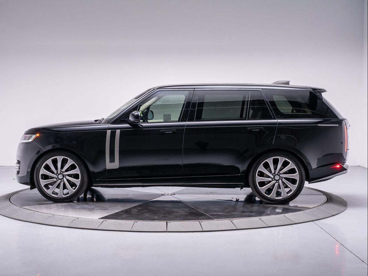 2023 Land Rover Range Rover SE photo 2