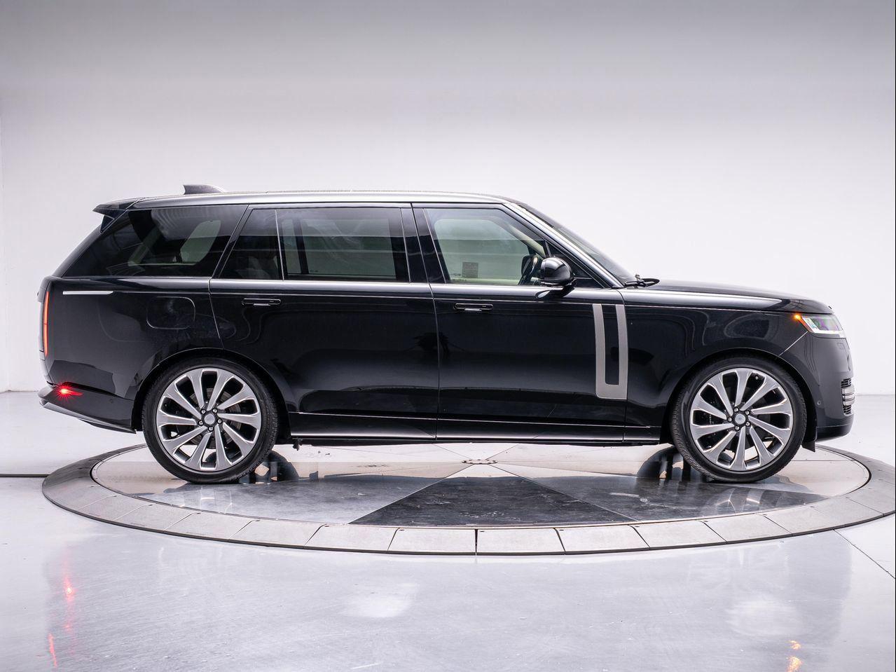 2023 Land Rover Range Rover SE photo 3