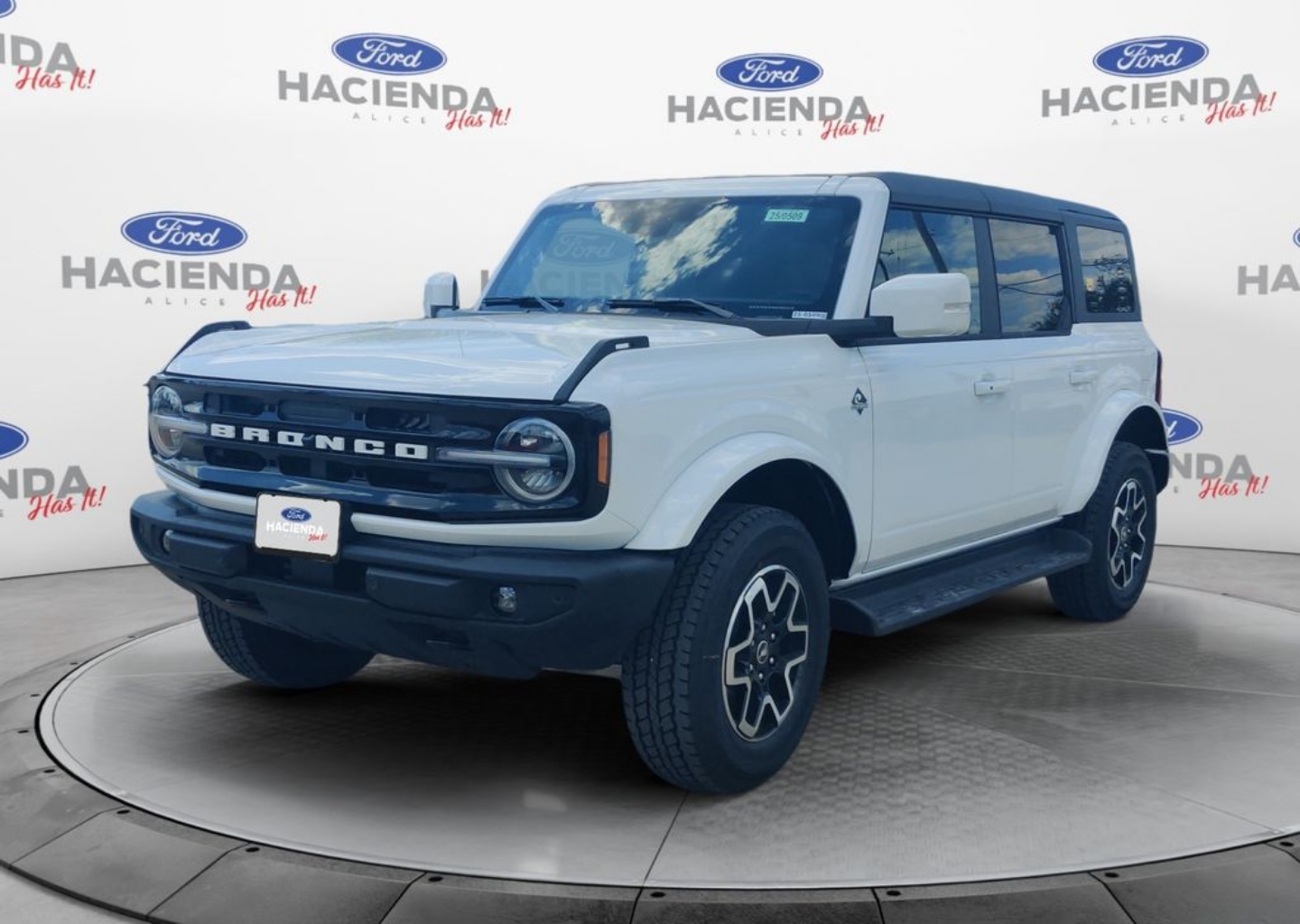 2025 Ford Bronco 4-Door Outer Banks's photo