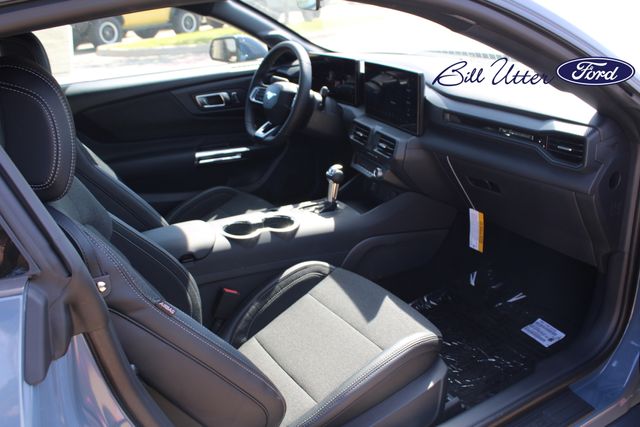 2025 Ford Mustang photo 7