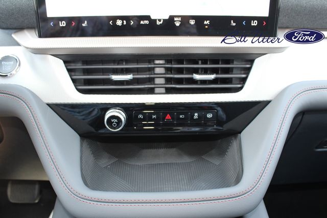 2025 Ford Explorer photo 13