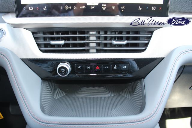 2025 Ford Explorer photo 13