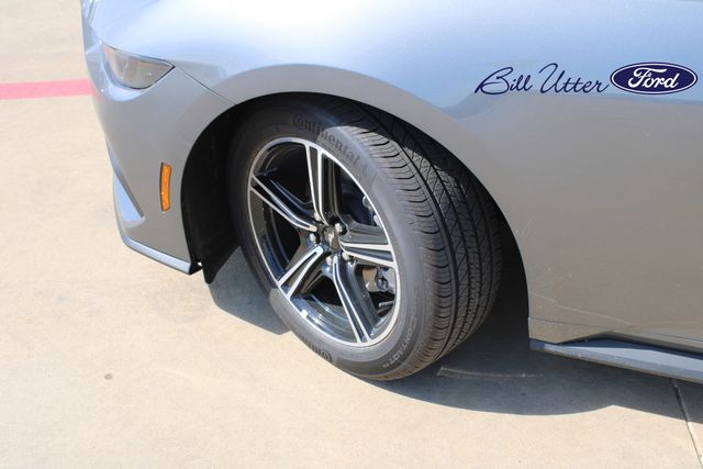 2025 Ford Mustang photo 5