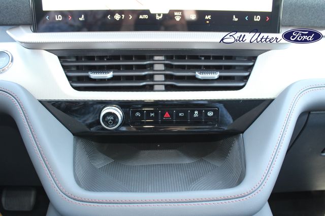 2025 Ford Explorer photo 13