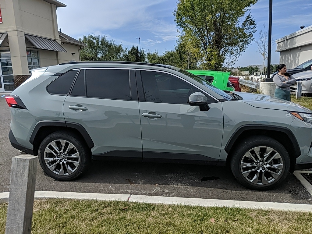 2022 Toyota RAV4 XLE Premium photo 3