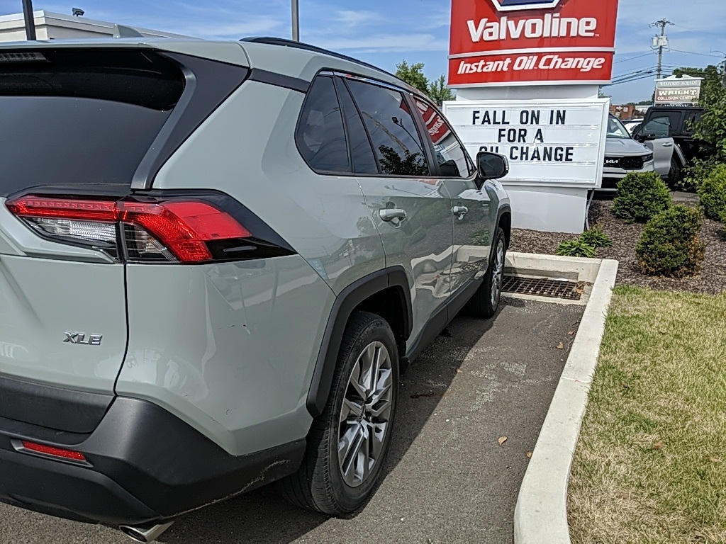 2022 Toyota RAV4 XLE Premium photo 4
