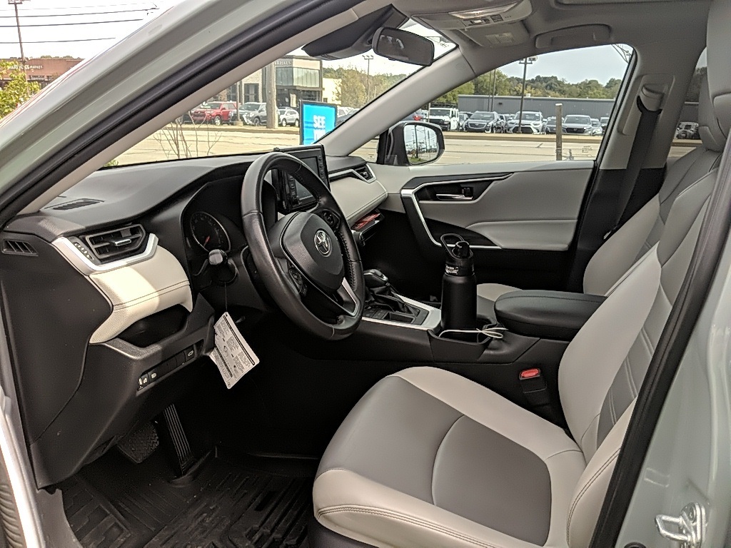 2022 Toyota RAV4 XLE Premium photo 9